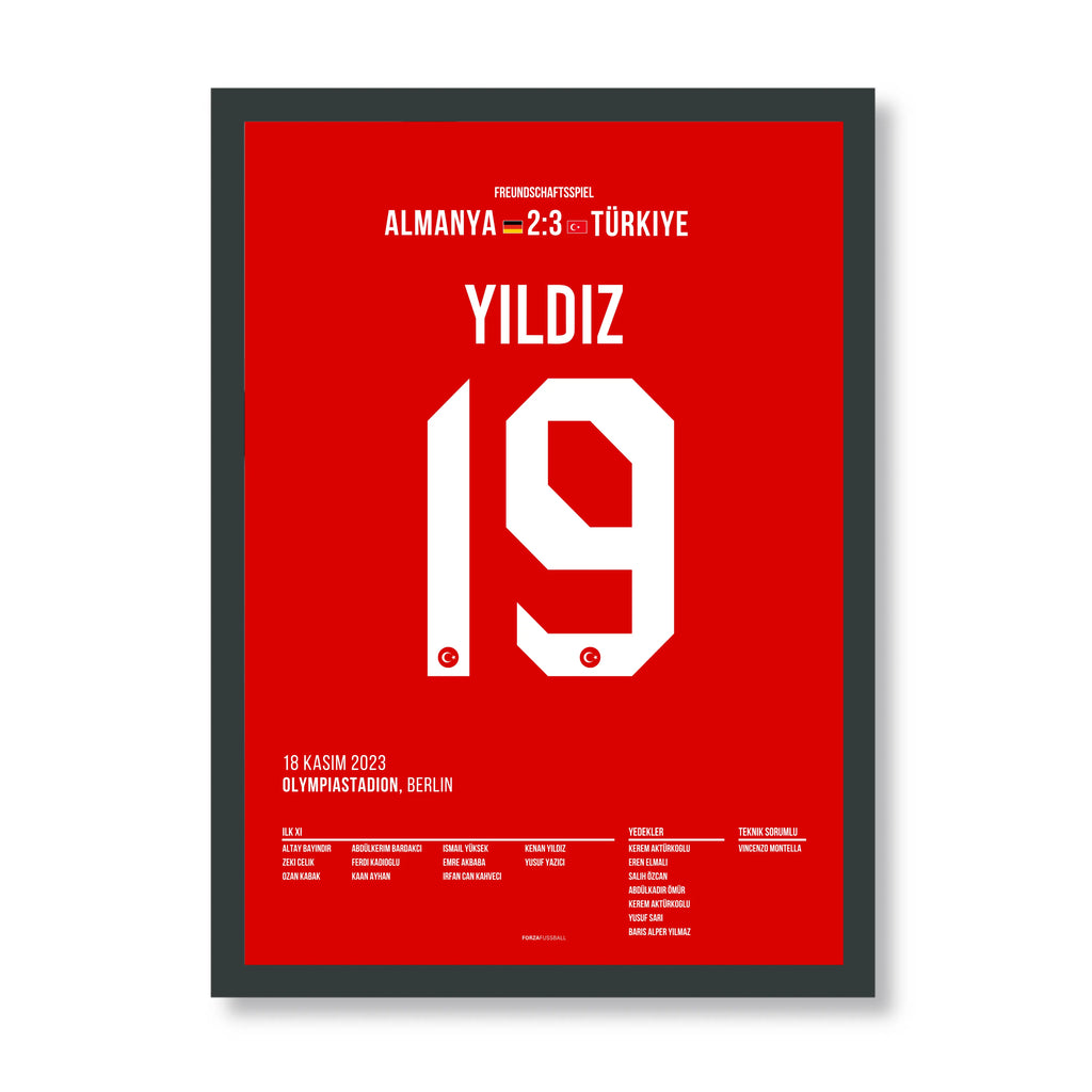 Kenan Yildiz knallt den Ball gegen Deutschland unter die Latte Fußball Poster mit Rahmen
